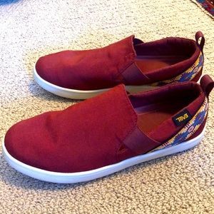 Tevas slip-ons UNIQUE!